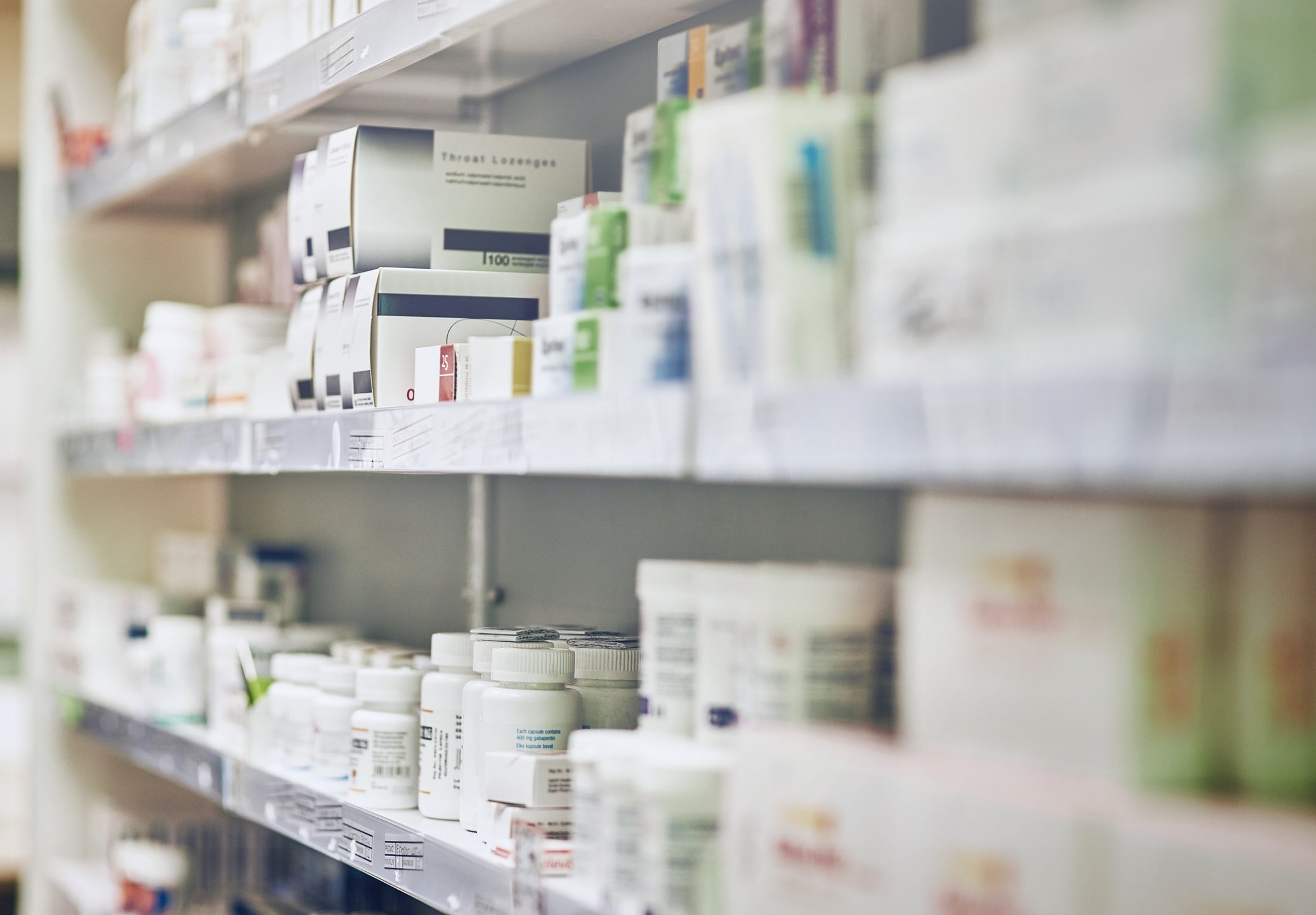 25186-enl5-image3-pharmacy-shelves-GettyImages-660133122-min
